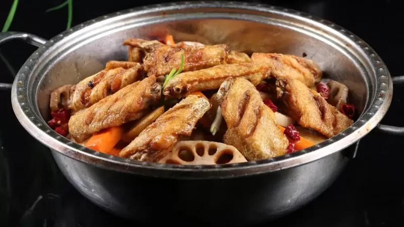鸡翅最好吃做法是干锅！麻辣鲜香暖乎乎，配菜都不剩